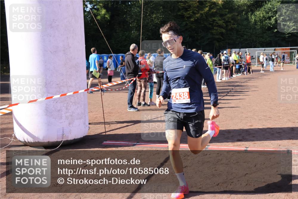 27.09.2026 - 35. Volkslauf durch das schöne Alstertal Strokosch-Dieckow http://msf.ph/oto/10585068 27.09.2026 11:48:26 Ziel 1491, 1677, 1701, 2438 meine-sportfotos.de