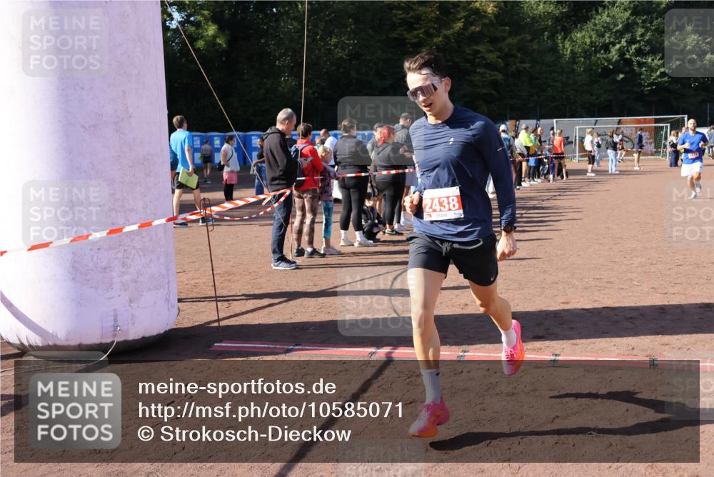 27.09.2026 - 35. Volkslauf durch das schöne Alstertal Strokosch-Dieckow http://msf.ph/oto/10585071 27.09.2026 11:48:26 Ziel 1491, 1677, 1701, 2438 meine-sportfotos.de