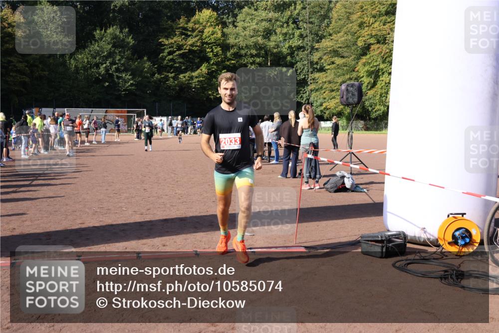 27.09.2026 - 35. Volkslauf durch das schöne Alstertal Strokosch-Dieckow http://msf.ph/oto/10585074 27.09.2026 11:49:53 Ziel 2033, 2422, 3156, 3223, 3238 meine-sportfotos.de