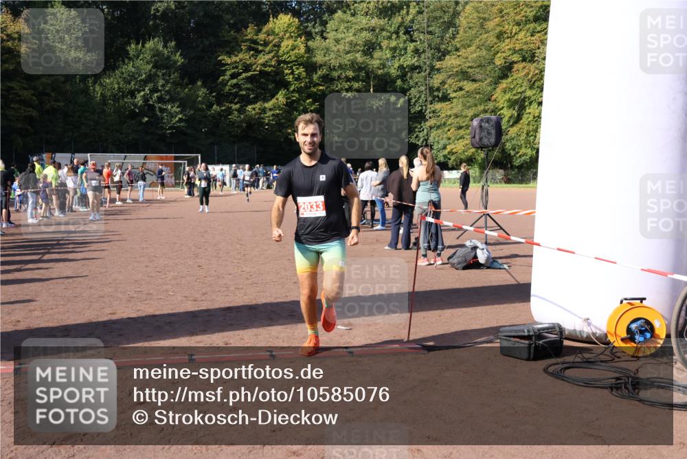 27.09.2026 - 35. Volkslauf durch das schöne Alstertal Strokosch-Dieckow http://msf.ph/oto/10585076 27.09.2026 11:49:53 Ziel 2033, 2422, 3156, 3223, 3238 meine-sportfotos.de