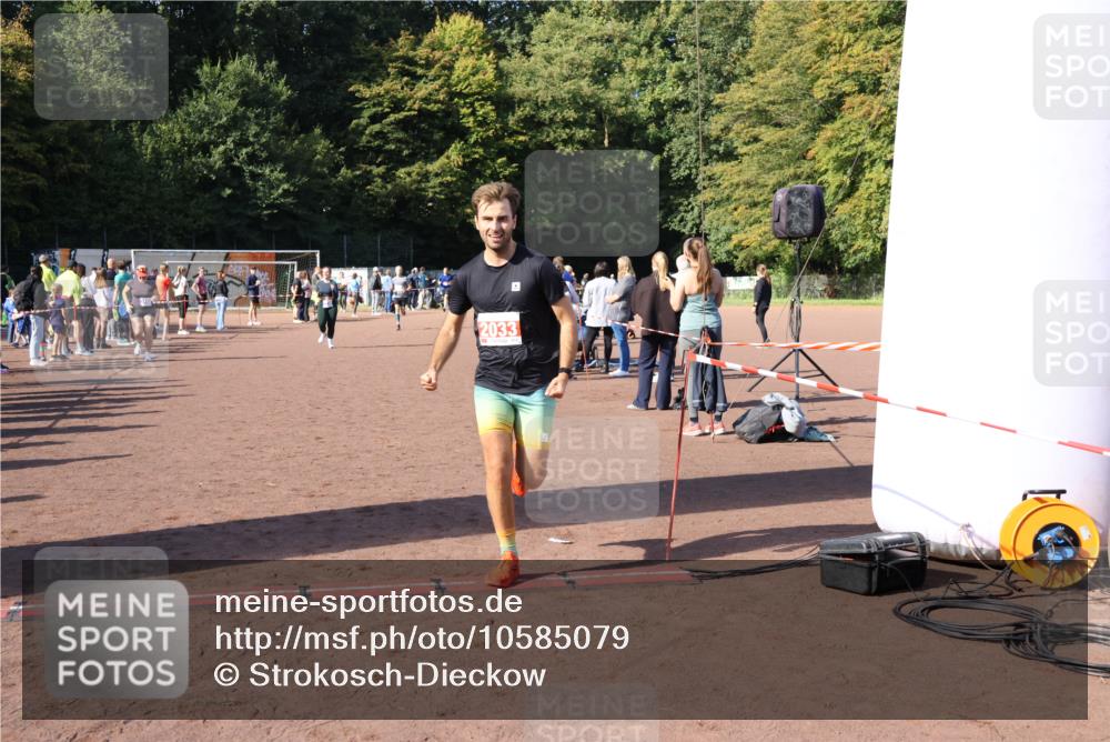 27.09.2026 - 35. Volkslauf durch das schöne Alstertal Strokosch-Dieckow http://msf.ph/oto/10585079 27.09.2026 11:49:53 Ziel 2033, 2422, 3156, 3223, 3238 meine-sportfotos.de