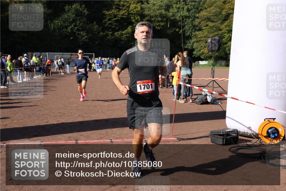 27.09.2026 - 35. Volkslauf durch das schöne Alstertal Strokosch-Dieckow http://msf.ph/oto/10585080 27.09.2026 11:48:24 Ziel 1677, 1701, 2438 meine-sportfotos.de