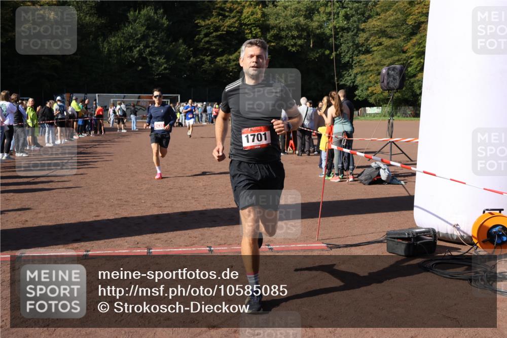 27.09.2026 - 35. Volkslauf durch das schöne Alstertal Strokosch-Dieckow http://msf.ph/oto/10585085 27.09.2026 11:48:24 Ziel 1677, 1701, 2438 meine-sportfotos.de