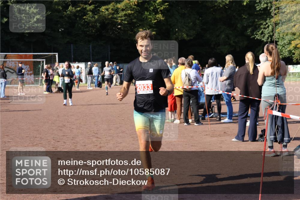 27.09.2026 - 35. Volkslauf durch das schöne Alstertal Strokosch-Dieckow http://msf.ph/oto/10585087 27.09.2026 11:49:52 Ziel 2033, 2422, 3156, 3223 meine-sportfotos.de