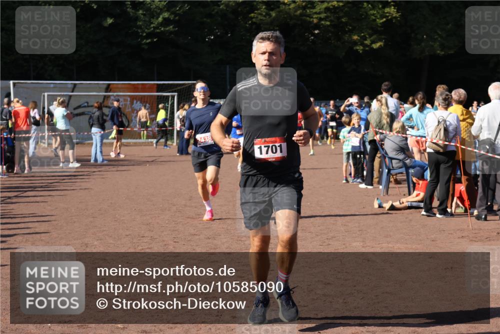 27.09.2026 - 35. Volkslauf durch das schöne Alstertal Strokosch-Dieckow http://msf.ph/oto/10585090 27.09.2026 11:48:23 Ziel 1677, 1701, 2438 meine-sportfotos.de