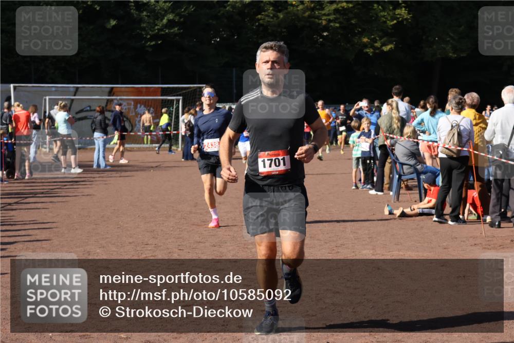 27.09.2026 - 35. Volkslauf durch das schöne Alstertal Strokosch-Dieckow http://msf.ph/oto/10585092 27.09.2026 11:48:23 Ziel 1677, 1701, 2438 meine-sportfotos.de
