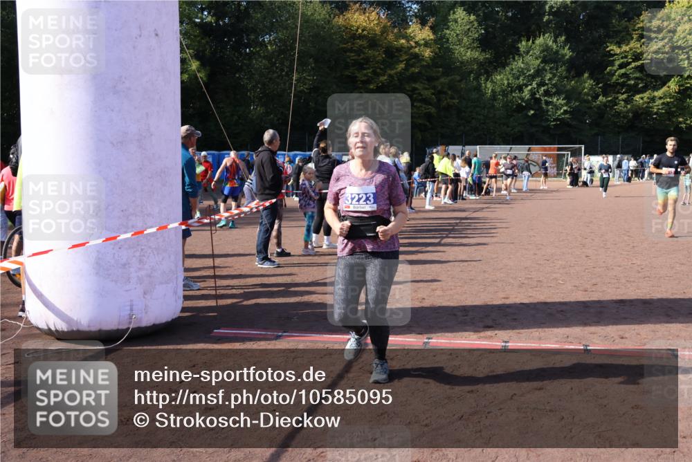27.09.2026 - 35. Volkslauf durch das schöne Alstertal Strokosch-Dieckow http://msf.ph/oto/10585095 27.09.2026 11:49:51 Ziel 1506, 2033, 2422, 3156, 3223 meine-sportfotos.de