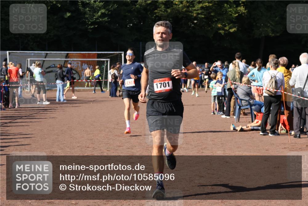 27.09.2026 - 35. Volkslauf durch das schöne Alstertal Strokosch-Dieckow http://msf.ph/oto/10585096 27.09.2026 11:48:23 Ziel 1677, 1701, 2438 meine-sportfotos.de