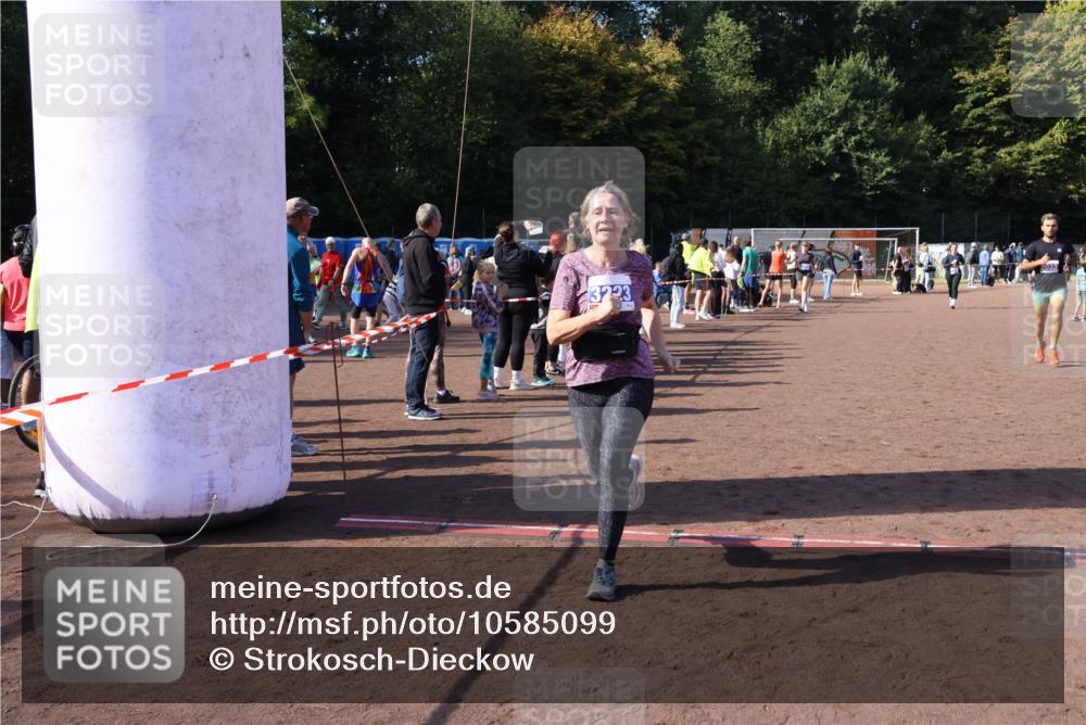 27.09.2026 - 35. Volkslauf durch das schöne Alstertal Strokosch-Dieckow http://msf.ph/oto/10585099 27.09.2026 11:49:50 Ziel 1506, 2033, 3223 meine-sportfotos.de