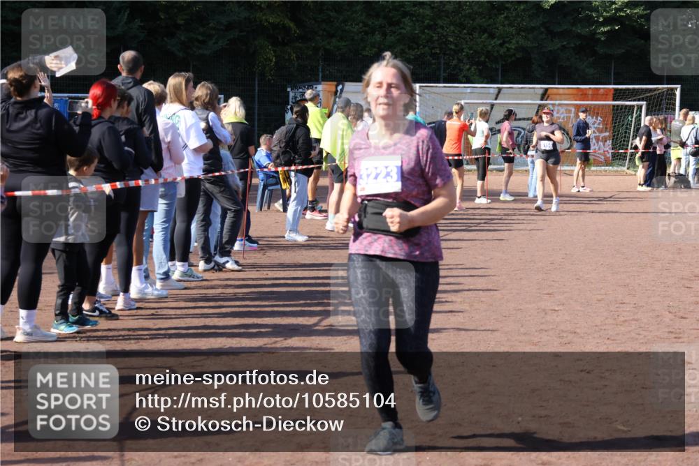 27.09.2026 - 35. Volkslauf durch das schöne Alstertal Strokosch-Dieckow http://msf.ph/oto/10585104 27.09.2026 11:49:49 Ziel 1506, 2033, 3223 meine-sportfotos.de