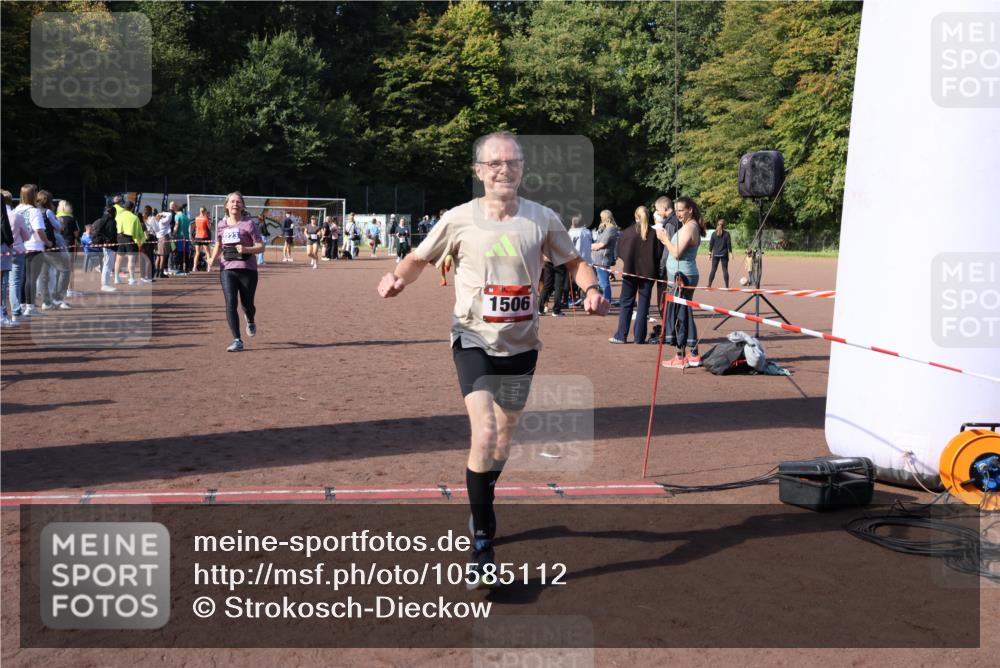 27.09.2026 - 35. Volkslauf durch das schöne Alstertal Strokosch-Dieckow http://msf.ph/oto/10585112 27.09.2026 11:49:48 Ziel 1506, 2033, 3223 meine-sportfotos.de