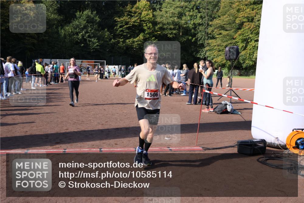 27.09.2026 - 35. Volkslauf durch das schöne Alstertal Strokosch-Dieckow http://msf.ph/oto/10585114 27.09.2026 11:49:48 Ziel 1506, 2033, 3223 meine-sportfotos.de