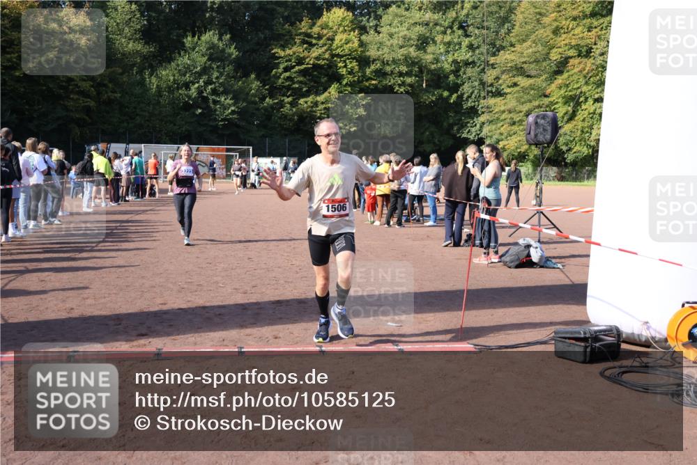 27.09.2026 - 35. Volkslauf durch das schöne Alstertal Strokosch-Dieckow http://msf.ph/oto/10585125 27.09.2026 11:49:47 Ziel 1506, 2033, 3223 meine-sportfotos.de