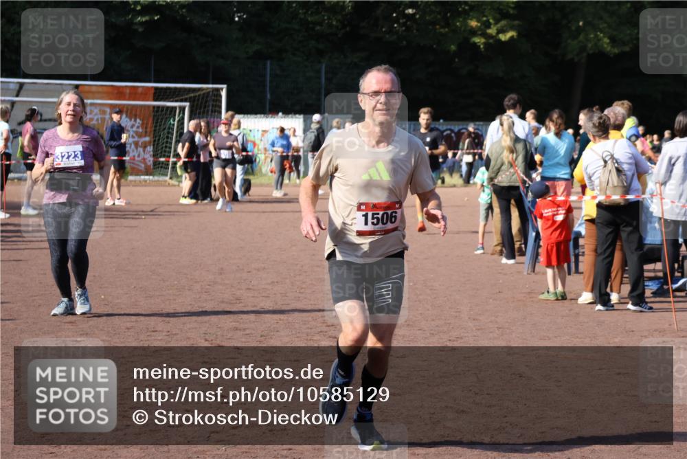 27.09.2026 - 35. Volkslauf durch das schöne Alstertal Strokosch-Dieckow http://msf.ph/oto/10585129 27.09.2026 11:49:46 Ziel 1506, 2033, 3223 meine-sportfotos.de