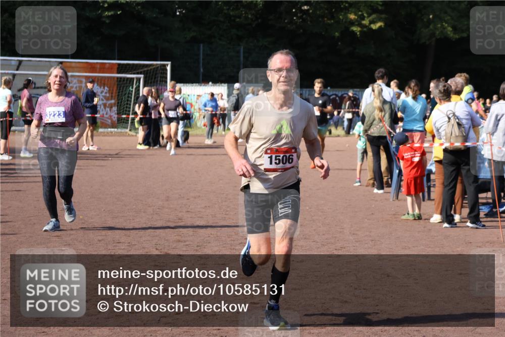 27.09.2026 - 35. Volkslauf durch das schöne Alstertal Strokosch-Dieckow http://msf.ph/oto/10585131 27.09.2026 11:49:46 Ziel 1506, 2033, 3223 meine-sportfotos.de