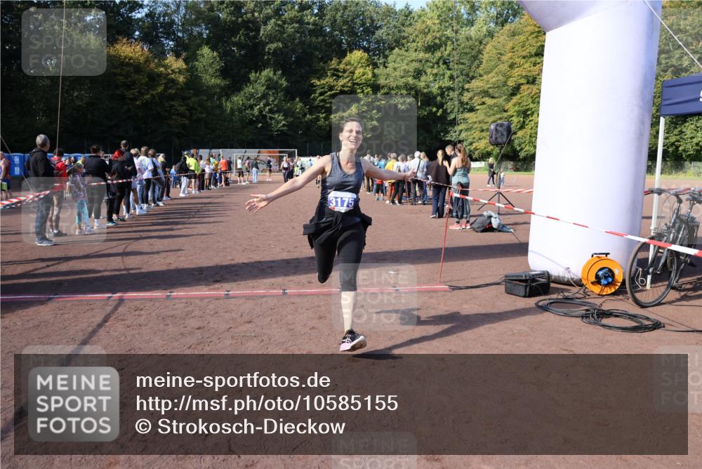 27.09.2026 - 35. Volkslauf durch das schöne Alstertal Strokosch-Dieckow http://msf.ph/oto/10585155 27.09.2026 11:49:41 Ziel 1506, 3175, 3223 meine-sportfotos.de
