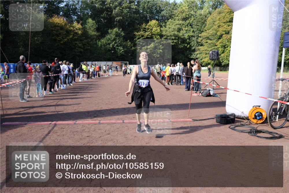 27.09.2026 - 35. Volkslauf durch das schöne Alstertal Strokosch-Dieckow http://msf.ph/oto/10585159 27.09.2026 11:49:41 Ziel 1506, 3175, 3223 meine-sportfotos.de