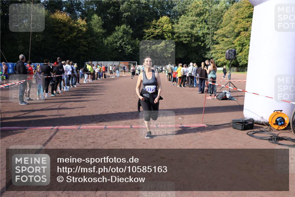 27.09.2026 - 35. Volkslauf durch das schöne Alstertal Strokosch-Dieckow http://msf.ph/oto/10585163 27.09.2026 11:49:41 Ziel 1506, 3175, 3223 meine-sportfotos.de