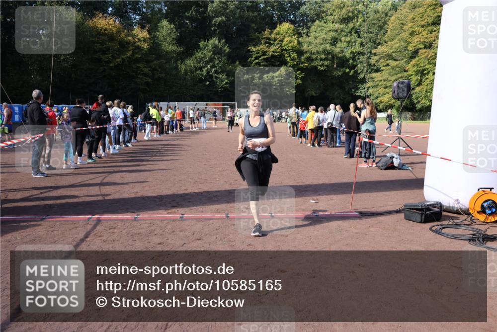 27.09.2026 - 35. Volkslauf durch das schöne Alstertal Strokosch-Dieckow http://msf.ph/oto/10585165 27.09.2026 11:49:41 Ziel 1506, 3175, 3223 meine-sportfotos.de