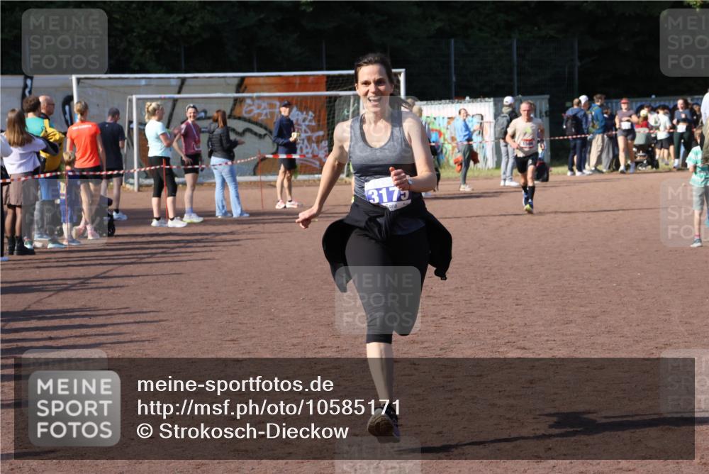 27.09.2026 - 35. Volkslauf durch das schöne Alstertal Strokosch-Dieckow http://msf.ph/oto/10585171 27.09.2026 11:49:39 Ziel 1506, 3175 meine-sportfotos.de