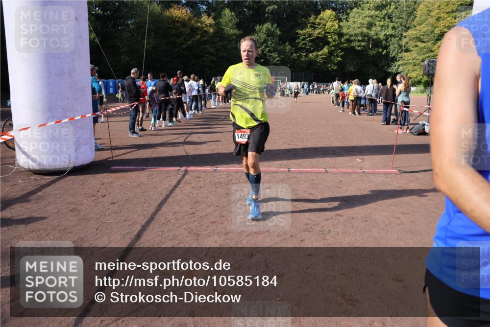 27.09.2026 - 35. Volkslauf durch das schöne Alstertal Strokosch-Dieckow http://msf.ph/oto/10585184 27.09.2026 11:49:33 Ziel 1487, 1493, 2363, 3175 meine-sportfotos.de