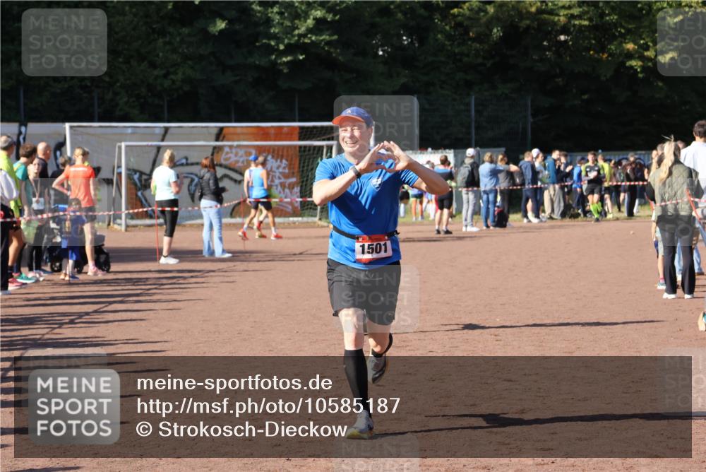 27.09.2026 - 35. Volkslauf durch das schöne Alstertal Strokosch-Dieckow http://msf.ph/oto/10585187 27.09.2026 11:47:49 Ziel 1479, 1501 meine-sportfotos.de