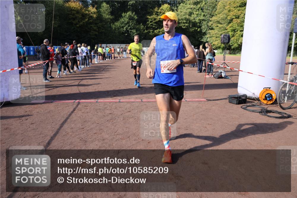 27.09.2026 - 35. Volkslauf durch das schöne Alstertal Strokosch-Dieckow http://msf.ph/oto/10585209 27.09.2026 11:49:32 Ziel 1487, 1493, 2363, 3175, 3248 meine-sportfotos.de
