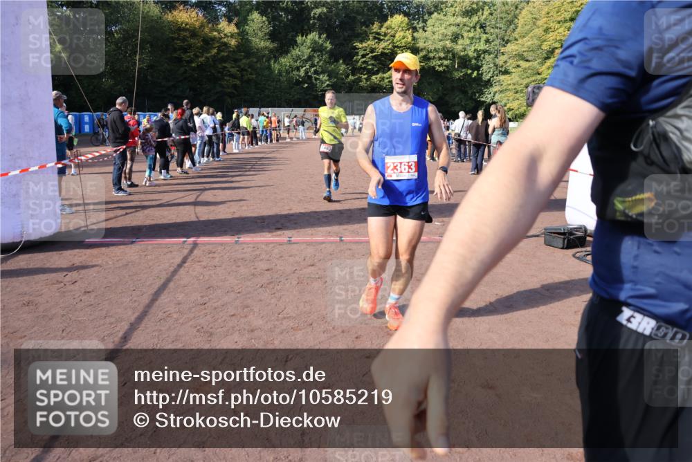 27.09.2026 - 35. Volkslauf durch das schöne Alstertal Strokosch-Dieckow http://msf.ph/oto/10585219 27.09.2026 11:49:32 Ziel 1487, 1493, 2363, 3175, 3248 meine-sportfotos.de