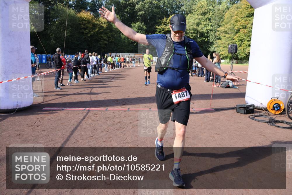 27.09.2026 - 35. Volkslauf durch das schöne Alstertal Strokosch-Dieckow http://msf.ph/oto/10585221 27.09.2026 11:49:31 Ziel 1487, 1493, 2363, 3248 meine-sportfotos.de