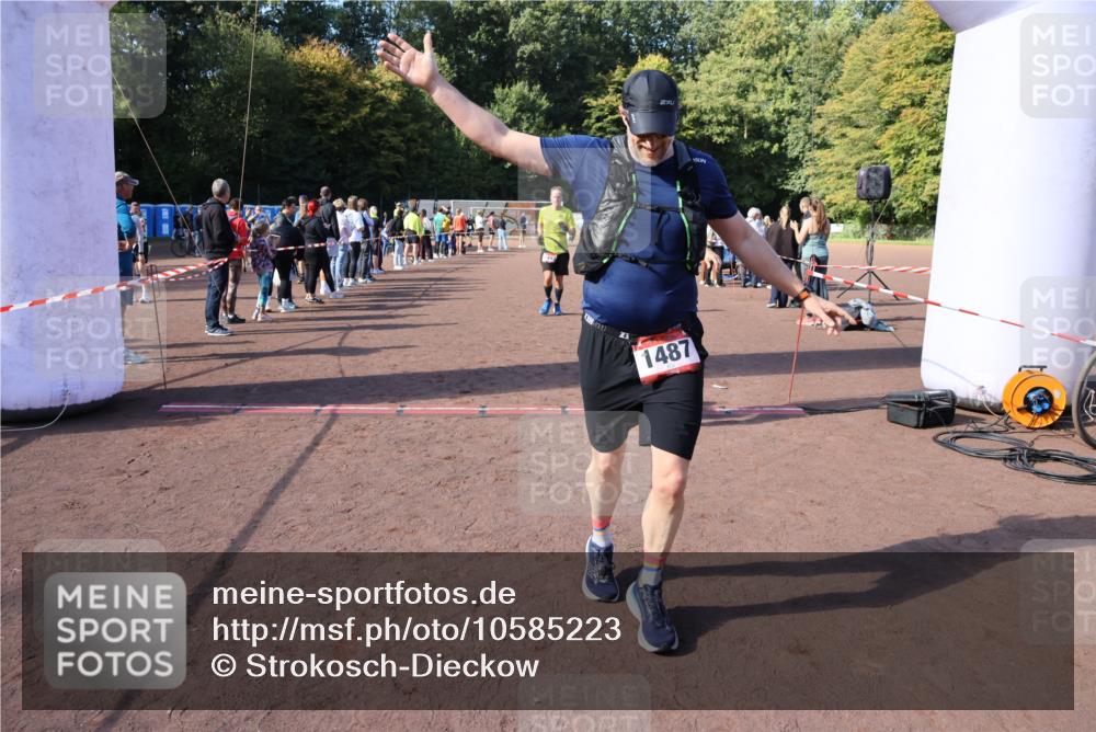 27.09.2026 - 35. Volkslauf durch das schöne Alstertal Strokosch-Dieckow http://msf.ph/oto/10585223 27.09.2026 11:49:31 Ziel 1487, 1493, 2363, 3248 meine-sportfotos.de