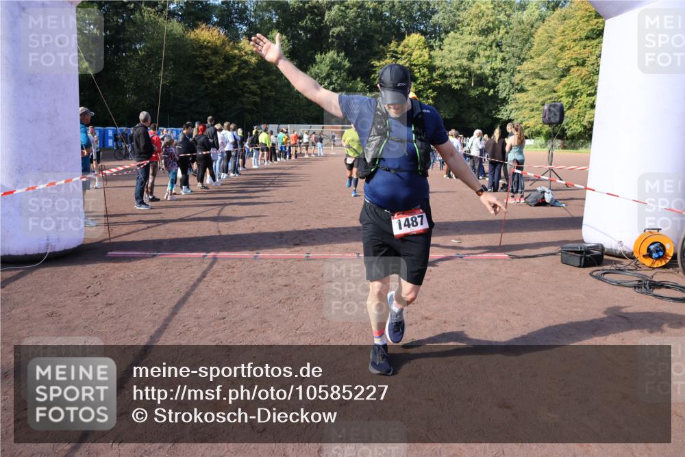 27.09.2026 - 35. Volkslauf durch das schöne Alstertal Strokosch-Dieckow http://msf.ph/oto/10585227 27.09.2026 11:49:31 Ziel 1487, 1493, 2363, 3248 meine-sportfotos.de