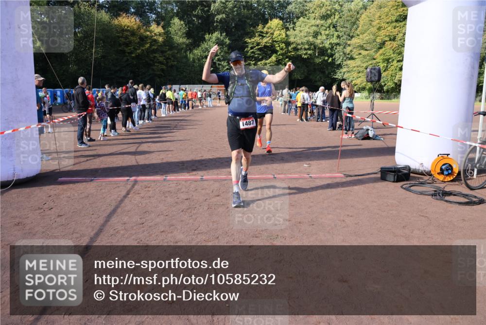 27.09.2026 - 35. Volkslauf durch das schöne Alstertal Strokosch-Dieckow http://msf.ph/oto/10585232 27.09.2026 11:49:30 Ziel 1009, 1487, 1493, 2363, 3248 meine-sportfotos.de