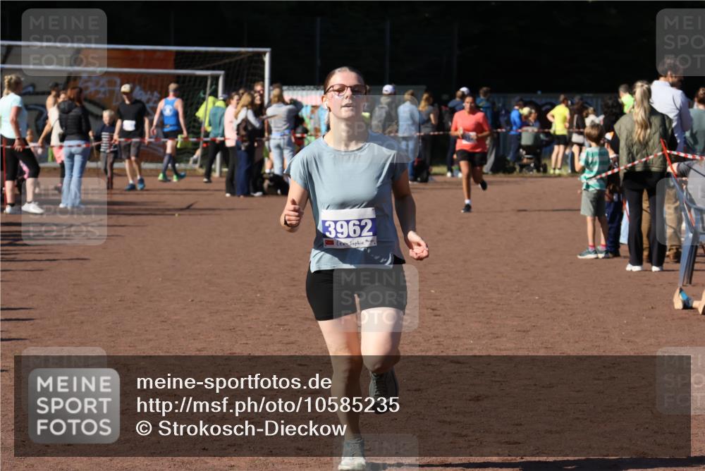 27.09.2026 - 35. Volkslauf durch das schöne Alstertal Strokosch-Dieckow http://msf.ph/oto/10585235 27.09.2026 11:47:33 Ziel 3962 meine-sportfotos.de