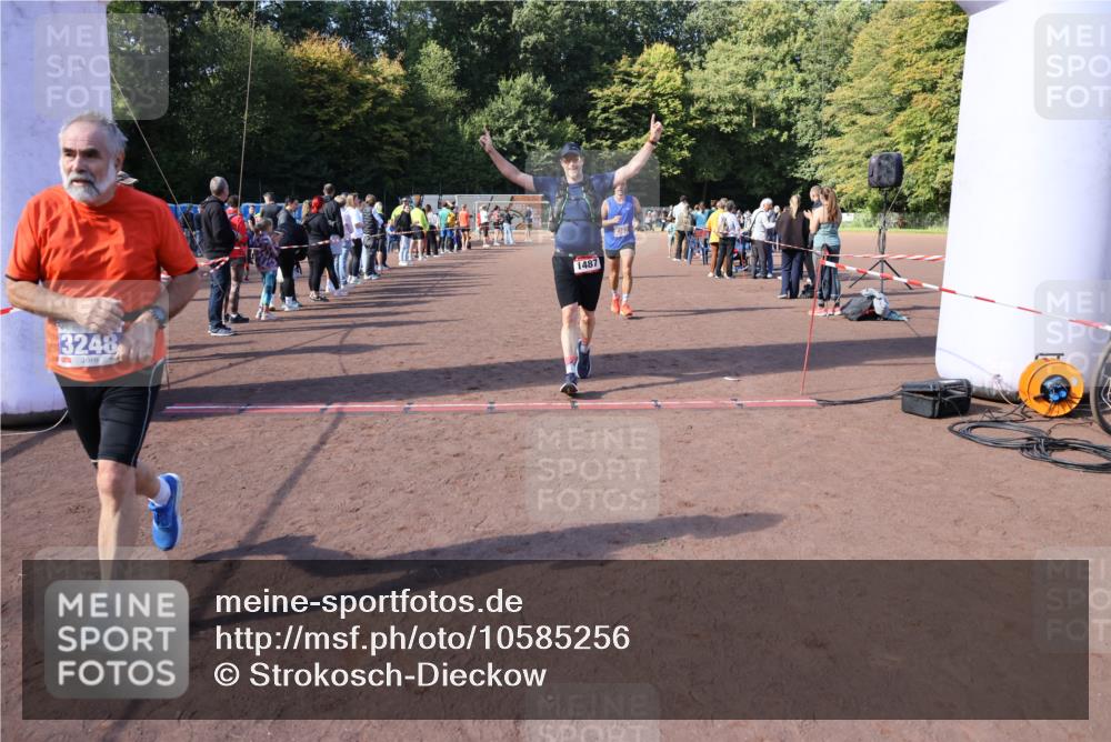 27.09.2026 - 35. Volkslauf durch das schöne Alstertal Strokosch-Dieckow http://msf.ph/oto/10585256 27.09.2026 11:49:29 Ziel 1009, 1475, 1487, 1493, 2363, 3248 meine-sportfotos.de