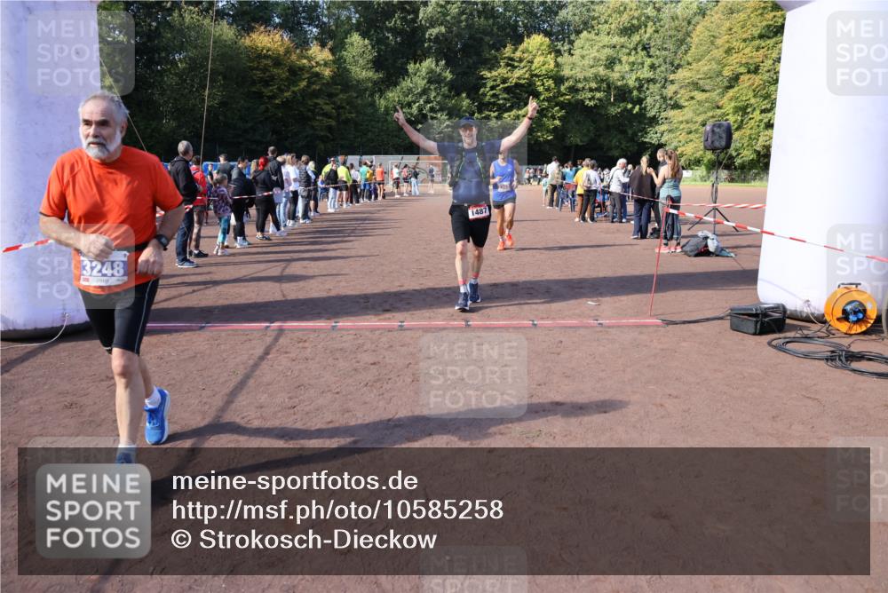 27.09.2026 - 35. Volkslauf durch das schöne Alstertal Strokosch-Dieckow http://msf.ph/oto/10585258 27.09.2026 11:49:29 Ziel 1009, 1475, 1487, 1493, 2363, 3248 meine-sportfotos.de
