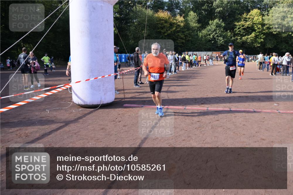 27.09.2026 - 35. Volkslauf durch das schöne Alstertal Strokosch-Dieckow http://msf.ph/oto/10585261 27.09.2026 11:49:28 Ziel 1009, 1475, 1487, 1493, 2363, 3248 meine-sportfotos.de