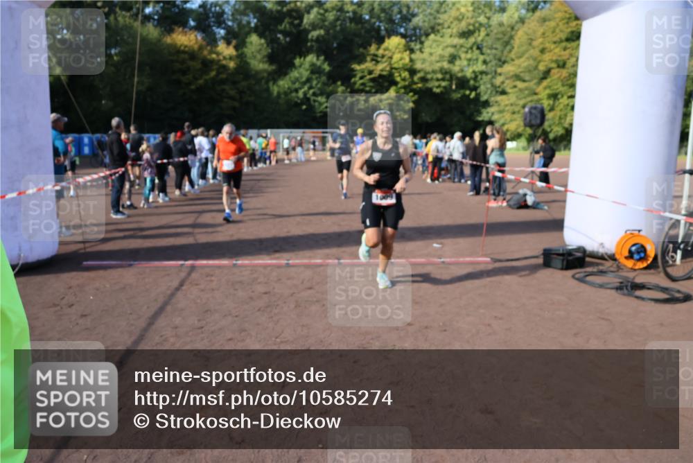 27.09.2026 - 35. Volkslauf durch das schöne Alstertal Strokosch-Dieckow http://msf.ph/oto/10585274 27.09.2026 11:49:27 Ziel 1009, 1475, 1487, 1493, 2363, 3248 meine-sportfotos.de
