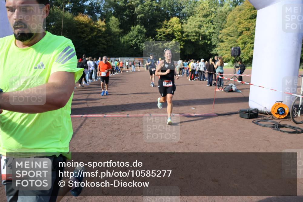 27.09.2026 - 35. Volkslauf durch das schöne Alstertal Strokosch-Dieckow http://msf.ph/oto/10585277 27.09.2026 11:49:27 Ziel 1009, 1475, 1487, 1493, 2363, 3248 meine-sportfotos.de