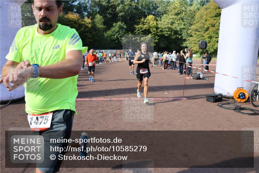 27.09.2026 - 35. Volkslauf durch das schöne Alstertal Strokosch-Dieckow http://msf.ph/oto/10585279 27.09.2026 11:49:26 Ziel 1009, 1475, 1487, 1493, 2363, 3248 meine-sportfotos.de