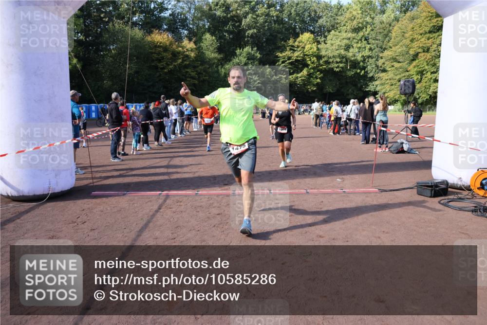 27.09.2026 - 35. Volkslauf durch das schöne Alstertal Strokosch-Dieckow http://msf.ph/oto/10585286 27.09.2026 11:49:26 Ziel 1009, 1475, 1487, 1493, 2363, 3248 meine-sportfotos.de