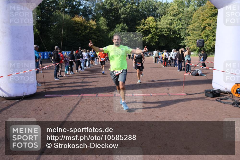 27.09.2026 - 35. Volkslauf durch das schöne Alstertal Strokosch-Dieckow http://msf.ph/oto/10585288 27.09.2026 11:49:26 Ziel 1009, 1475, 1487, 1493, 2363, 3248 meine-sportfotos.de