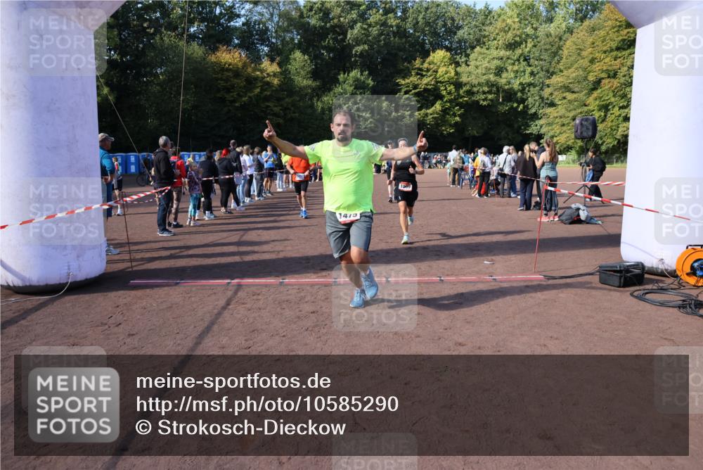 27.09.2026 - 35. Volkslauf durch das schöne Alstertal Strokosch-Dieckow http://msf.ph/oto/10585290 27.09.2026 11:49:26 Ziel 1009, 1475, 1487, 1493, 2363, 3248 meine-sportfotos.de