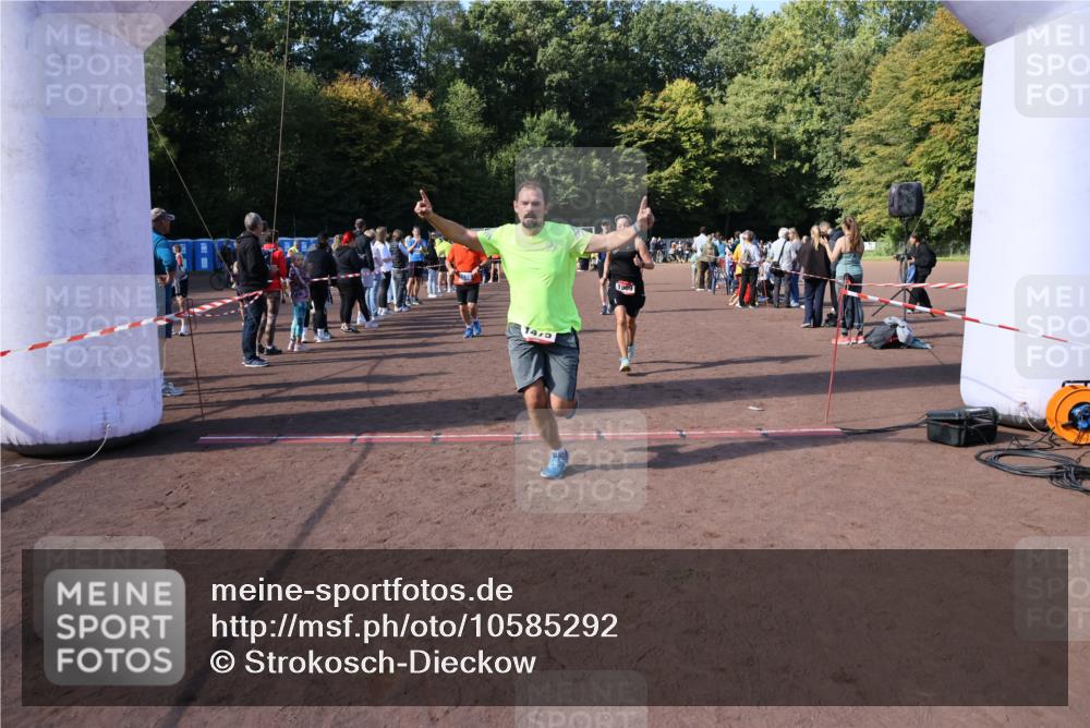 27.09.2026 - 35. Volkslauf durch das schöne Alstertal Strokosch-Dieckow http://msf.ph/oto/10585292 27.09.2026 11:49:26 Ziel 1009, 1475, 1487, 1493, 2363, 3248 meine-sportfotos.de