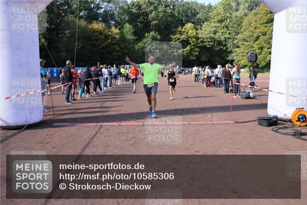 27.09.2026 - 35. Volkslauf durch das schöne Alstertal Strokosch-Dieckow http://msf.ph/oto/10585306 27.09.2026 11:49:25 Ziel 1009, 1475, 1487, 1493, 2363, 3248 meine-sportfotos.de