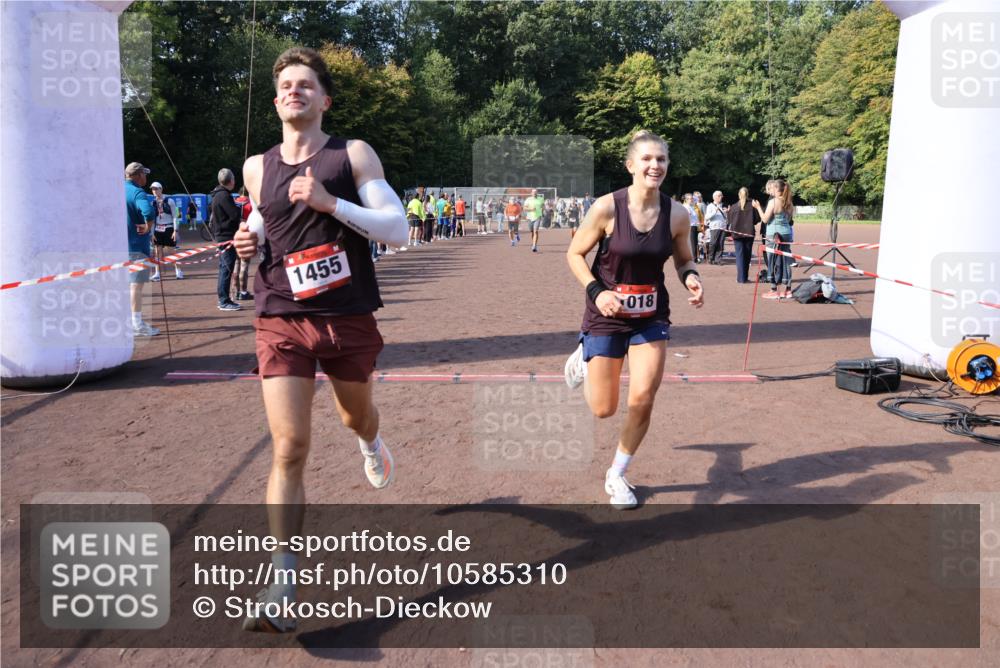 27.09.2026 - 35. Volkslauf durch das schöne Alstertal Strokosch-Dieckow http://msf.ph/oto/10585310 27.09.2026 11:49:21 Ziel 1009, 1018, 1455, 1475, 1487, 1503, 3248 meine-sportfotos.de
