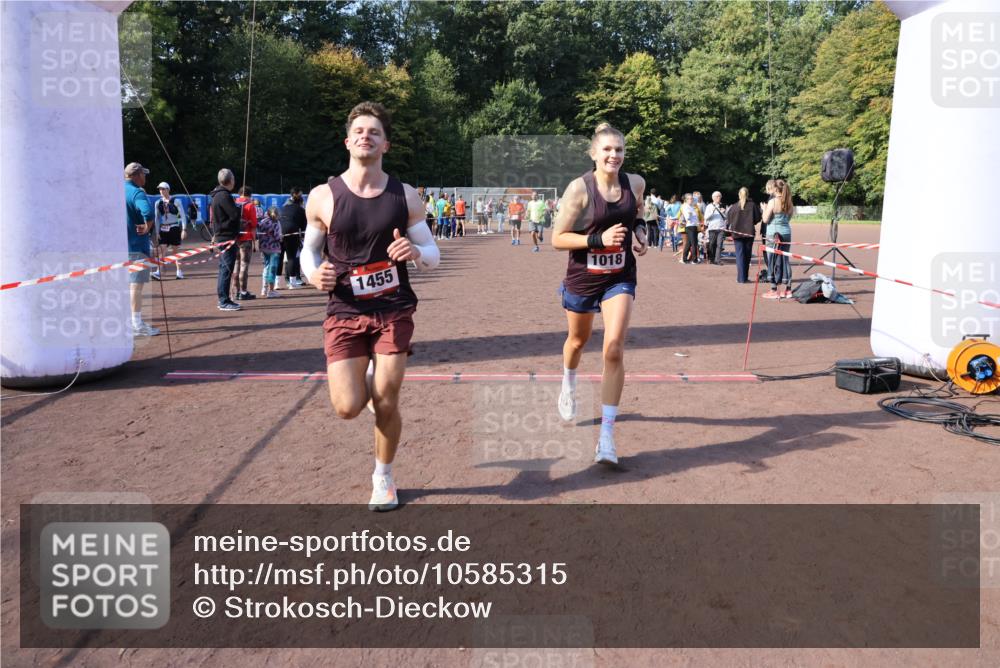 27.09.2026 - 35. Volkslauf durch das schöne Alstertal Strokosch-Dieckow http://msf.ph/oto/10585315 27.09.2026 11:49:21 Ziel 1009, 1018, 1455, 1475, 1487, 1503, 3248 meine-sportfotos.de