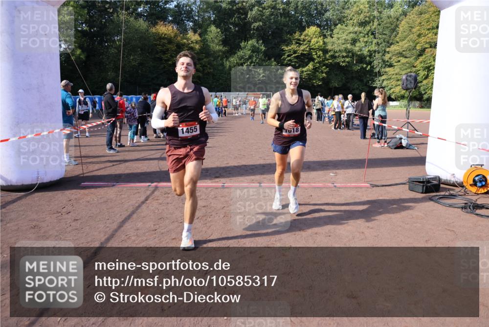 27.09.2026 - 35. Volkslauf durch das schöne Alstertal Strokosch-Dieckow http://msf.ph/oto/10585317 27.09.2026 11:49:21 Ziel 1009, 1018, 1455, 1475, 1487, 1503, 3248 meine-sportfotos.de