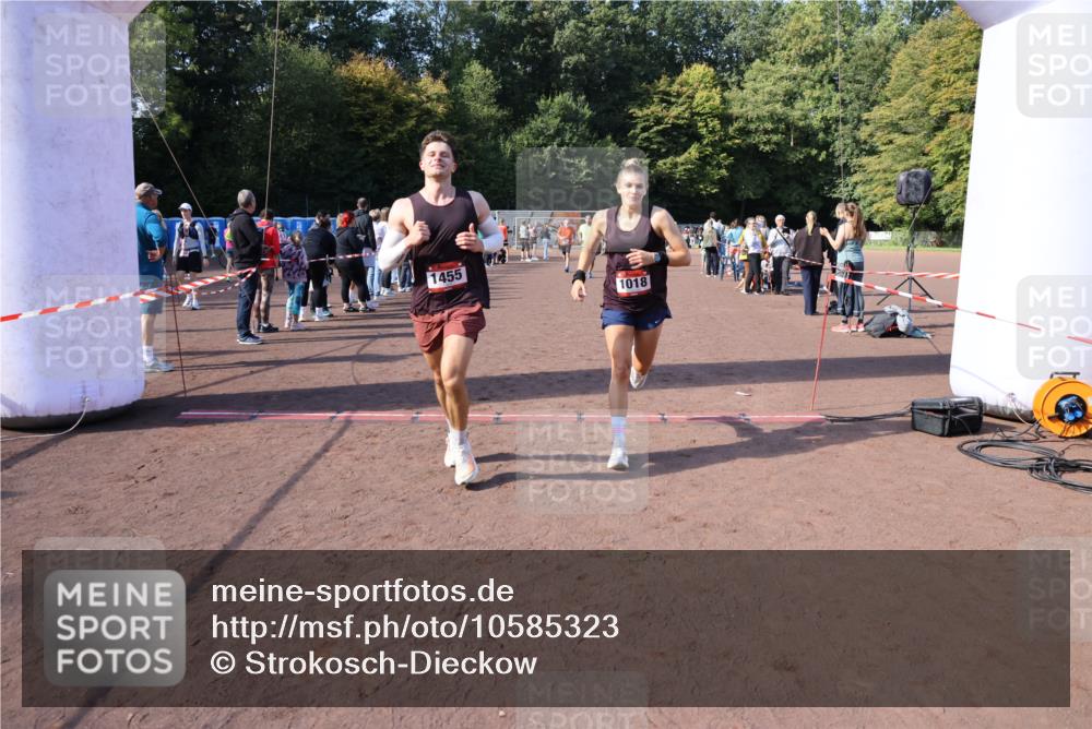 27.09.2026 - 35. Volkslauf durch das schöne Alstertal Strokosch-Dieckow http://msf.ph/oto/10585323 27.09.2026 11:49:20 Ziel 1009, 1018, 1455, 1475, 1503, 2982, 3248 meine-sportfotos.de