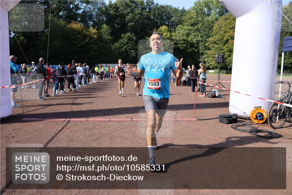 27.09.2026 - 35. Volkslauf durch das schöne Alstertal Strokosch-Dieckow http://msf.ph/oto/10585331 27.09.2026 11:49:19 Ziel 1009, 1018, 1455, 1475, 1503, 2982 meine-sportfotos.de