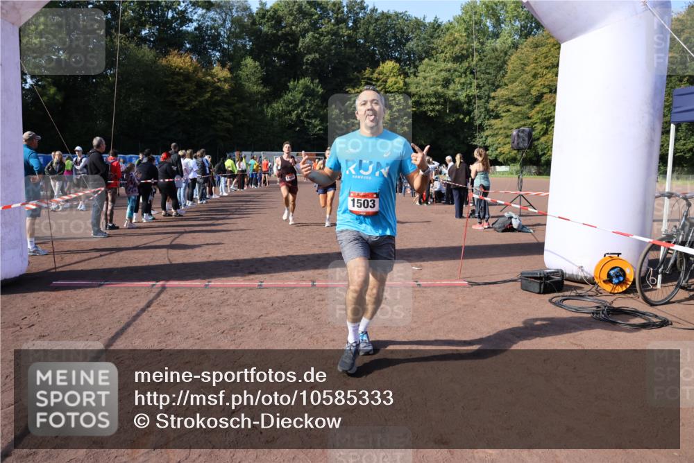 27.09.2026 - 35. Volkslauf durch das schöne Alstertal Strokosch-Dieckow http://msf.ph/oto/10585333 27.09.2026 11:49:19 Ziel 1009, 1018, 1455, 1475, 1503, 2982 meine-sportfotos.de